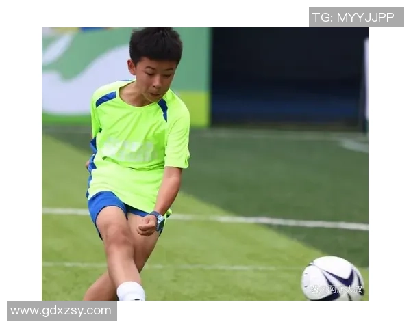 初恋成真与足球明星携手共度人生的甜蜜旅程